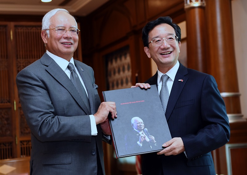 File picture of Huang Huikang with Prime Minister Datuk Seri Najib Razak in Putrajaya October 13, 2017. u00e2u20acu201d Bernama pic