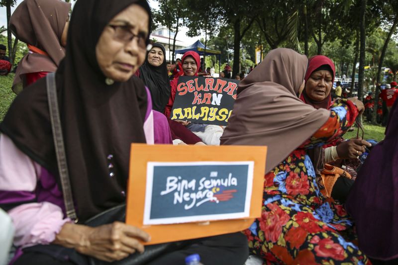 Pakatan Harapan supporters gather at Padang Timur during a rally in Petaling Jaya, October 14, 2017. u00e2u20acu201d Picture by Yusof Mat Isa