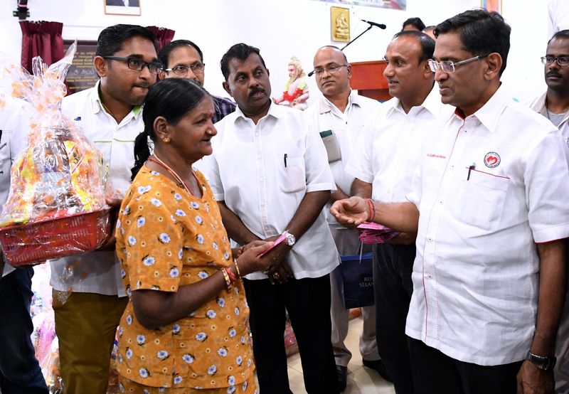 Health Minister and MIC president Datuk Seri Dr S. Subramaniam (right) presenting cash contributions to members of the Indian community in conjunction with Deepavali celebrations in Melaka, October 16, 2017. u00e2u20acu201d Bernama pic