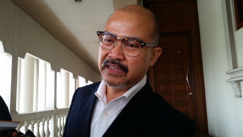 Senior federal counsel Shamsul Bolhassan speaks to the media outside the High Court in Kuala Lumpur. ― Picture by Ida Lim