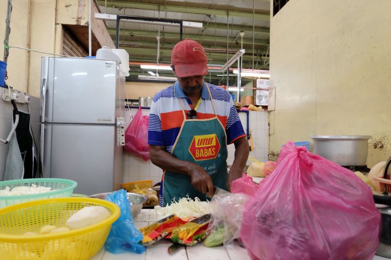 M. Naganatharsubramaniam preparing ingredients at the stall. — Picture by K.E. Ooi