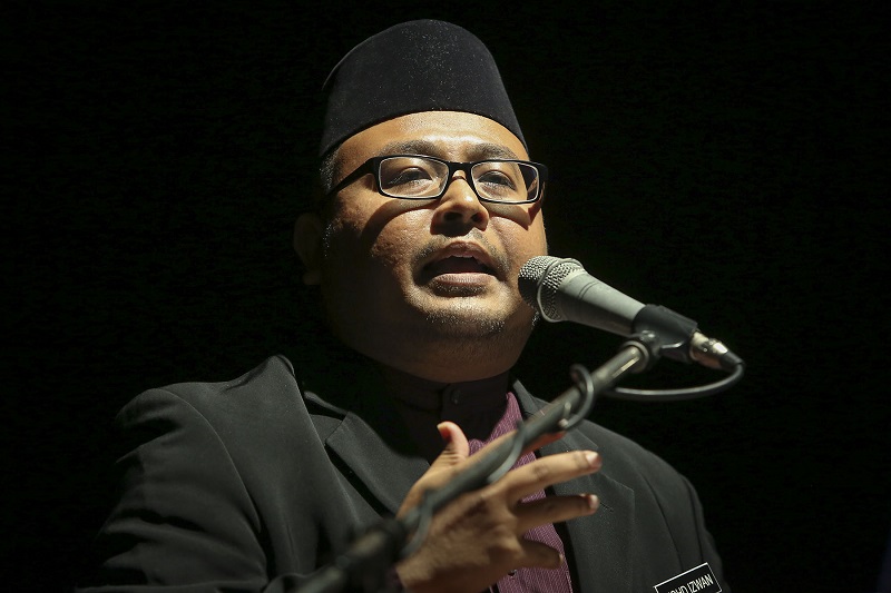 Mohd Izwan Md Yusof delivers his presentation during an LGBT awareness programme for students at University Malaya in Kuala Lumpur October 13, 2017. 