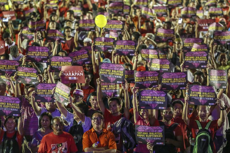 Pakatan Harapan supporters gather at the u00e2u20acu02dcAnti-kleptocracyu00e2u20acu2122  rally at Padang Timur in Petaling Jaya, October 14, 2017. u00e2u20acu201d Picture by Yusof Mat Isa