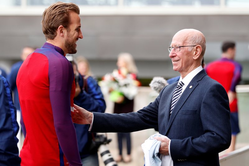 Sir Bobby Charlton speaks with England's Harry Kane (left) during the unveiling of the Sir Bobby Charlton pitch before training at Burton upon Trent October 2, 2017. u00e2u20acu201d Reuters pic