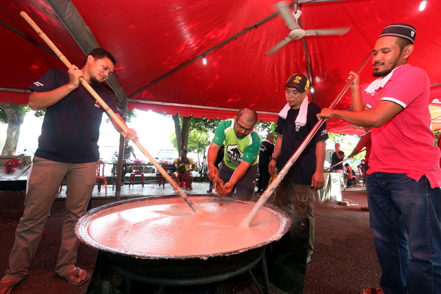  Sukarelawan bergotong royong mnegacau bubur Asyura sebelum diagihkan kepada masyarakat setempat pada program gotong royong memasak Bubur Asyura Pantai Timur anjuran Kelab Media Massa Melaka (KEMM) bersama Persatuan Kebajikan Serambi di Batu Berendam baru