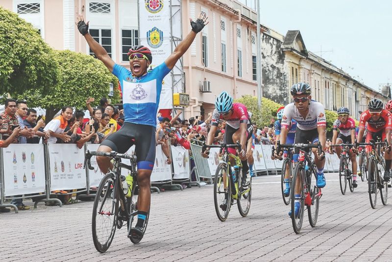 Elmi is delighted to finish first at stage four (Shah Alam-Kuala Kubu Baru) of Tour de Selangor. u00e2u20acu201d Picture by Ahmad Zamzahuri