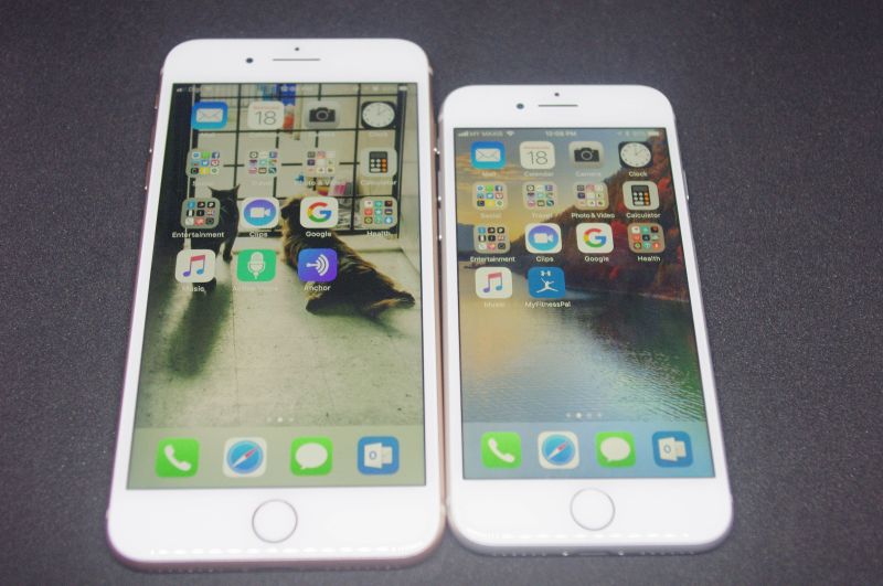 4.7-inch Retina or 5.5-inch instead? Either way they're both nice to look at even if they're not OLED screens. u00e2u20acu201d Picture by Erna Mahyuni 