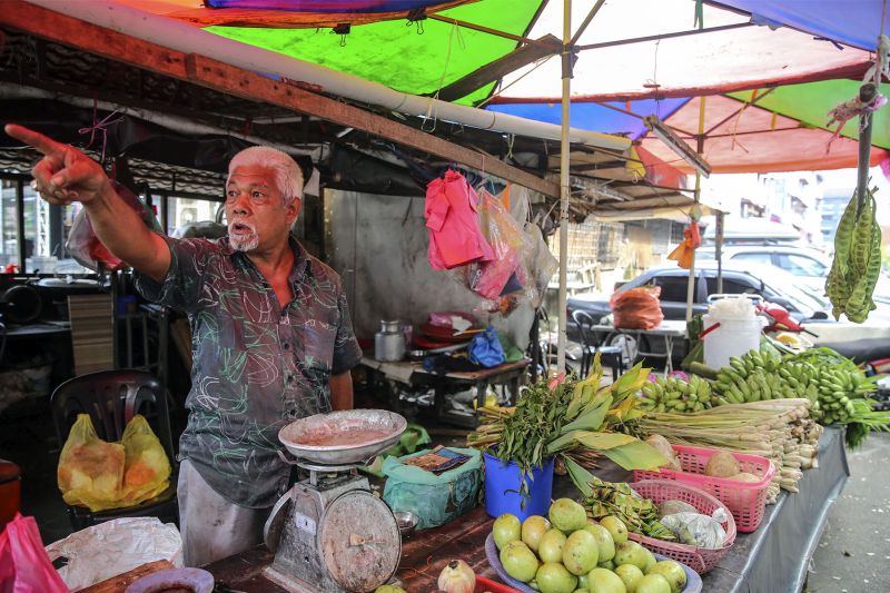Pak Abu has run a local grocer in Taman Angkasa for over 20 years. u00e2u20acu201d Picture by Yusof Mat Isa