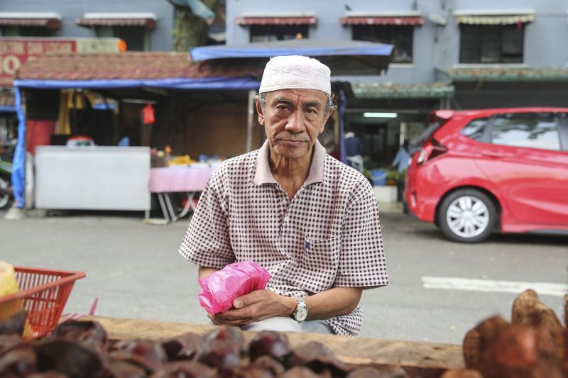 Retiree Haji Mansor Ibrahim shops for groceries at Lembah Pantai. — Picture by Yusof Mat Isa