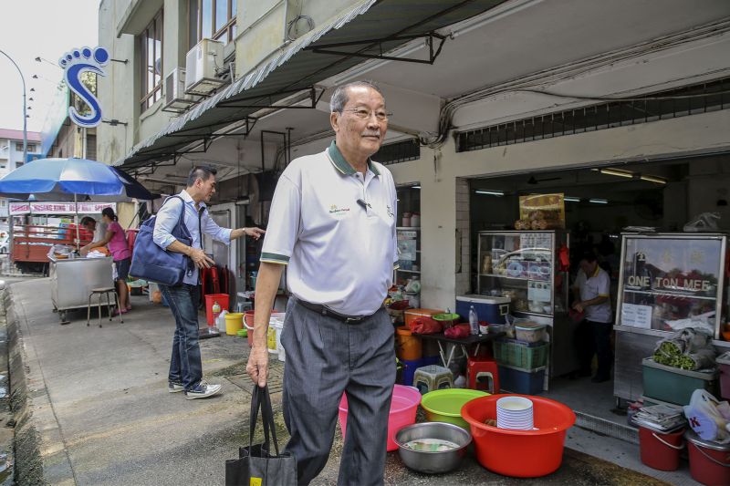 Long-time Bangsar resident Tony Eu pledged his unwavering support to PKR and Nurul Izzah. — Picture by Yusof Mat Isa