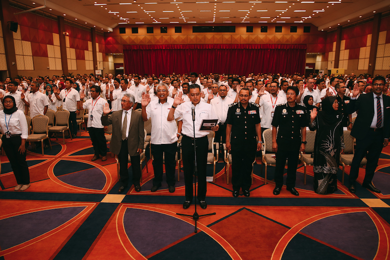 Chief executive Datuk Seri Shahril Mokhtar leads board members and employees of MRT Corp in pledging to uphold integrity and good governance practices before MACC. u00e2u20acu201d Picture courtesy of MRT Corp