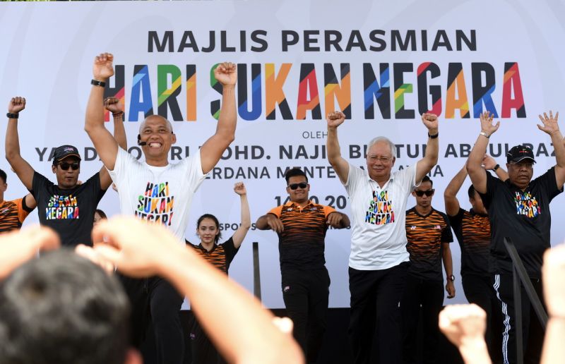 Datuk Seri Najib Razak (dua, kiri) melakukan senamrobik pada sambutan Hari Sukan Negara di Stadium Bukit Jalil, 14 Okt 2017. u00e2u20acu2022 Foto Bernama