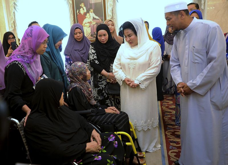 The Prime Ministeru00e2u20acu2122s wife Datin Seri Rosmah Mansor speaking to the families of the victims of the fire tragedy at the Darul Quran Ittifaqiyah tahfiz school, at Seri Perdana in Purajaya, October 5, 2017. u00e2u20acu201d Bernama pic