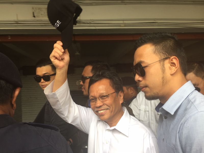 Shafie waves to the crowd gathered outside the courthouse after being released. u00e2u20acu2022 Picture by Julia Chan