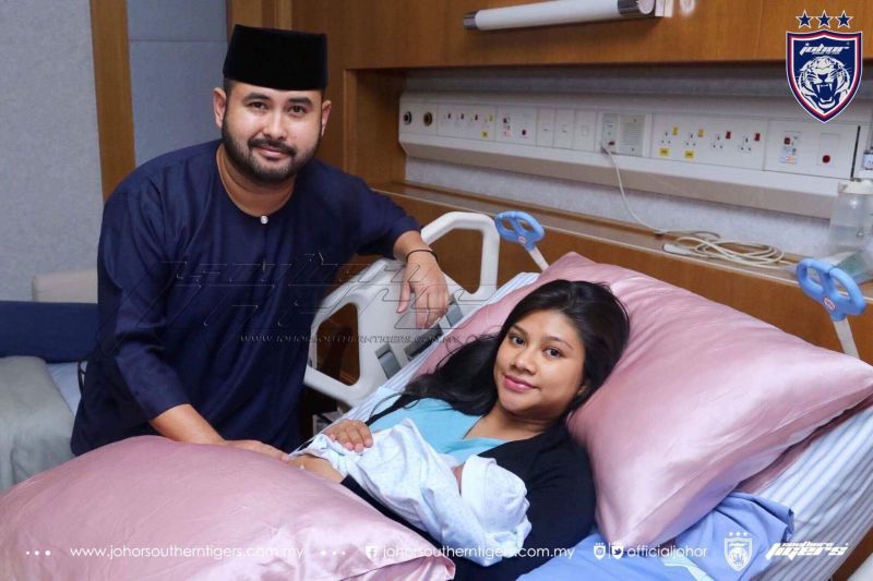 Tunku Ismail Sultan Ibrahim (kanan) bersama isteri Cheu00e2u20acu2122 Puan Khaleeda Bustamam yang selamat melahirkan seorang putera, 14 Okt 2017. u00e2u20acu2022 Foto ihsan Facebook/Johor Southern Tigers