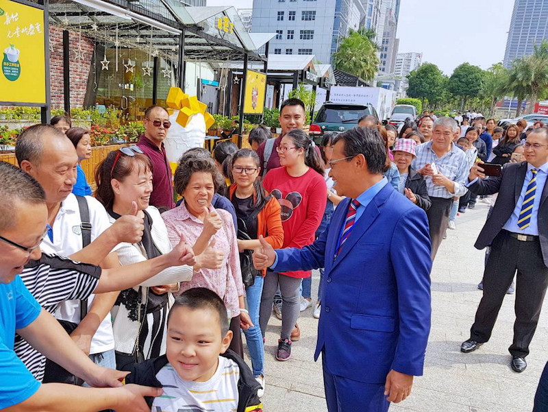 Datuk Seri Ahmad Shabery Cheek beramah mesra dengan masyarakat setempat pada Festival Durian Malaysia 2017 di Nanning, China 4 November 2017. u00e2u20acu201d Foto Bernama