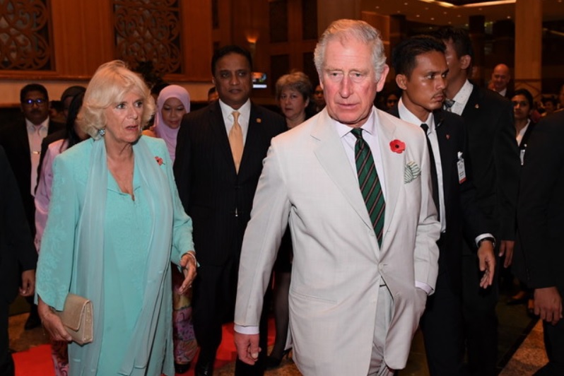 Princeu00c2u00a0of Wales Putera Charlesu00c2u00a0dan isteri Duchess of Cornwall Camilla Parker Bowles tiba di Kompleks Bunga Raya Lapangan Terbang Antarabangsa Kuala Lumpur (KLIA) untuk memulakan lawatan rasmi pertama mereka ke Malaysia, 2 November, 2017. u00e2u20acu201d Foto Bernam