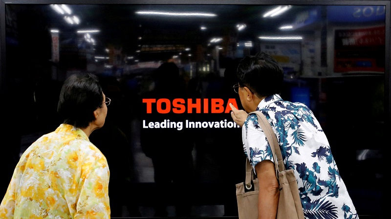 Shoppers look at Toshiba Corpu00e2u20acu2122s Regza television at an electronics store in Yokohama, south of Tokyo, June 25, 2013. u00e2u20acu201d Reuters pic