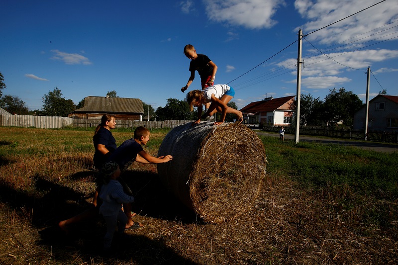 Children play in the village of Khrapkovo.