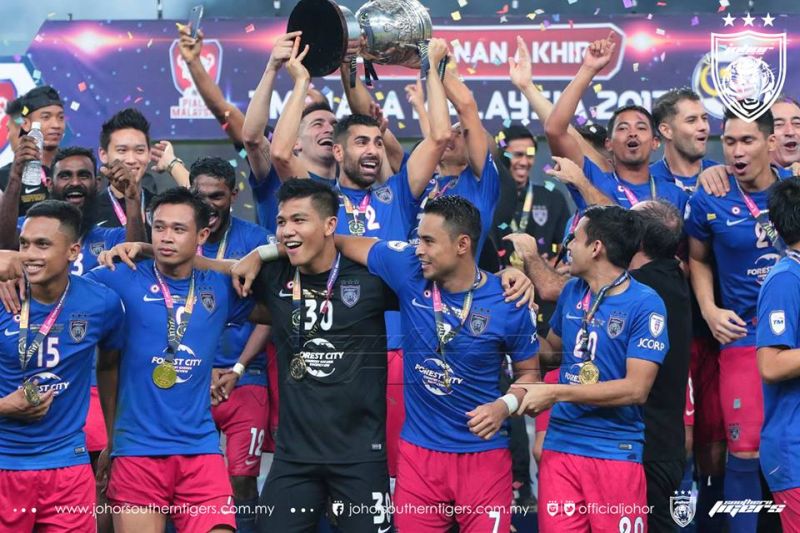 Para pemain Johor Darul Tau00e2u20acu2122zim (JDT) merayakan kemenangan Piala Malaysia, yang menamatkan penantian selama 26 tahun. u00e2u20acu2022 Foto ihsan Facebook/Johor Southern Tigers