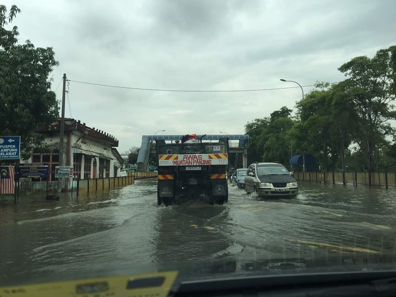 Cars move slowly as flood waters are slow to subside on roads in Sungai Dua, North Seberang Perai on November 6, 2017. u00e2u20acu201d Picture by Opalyn Mok