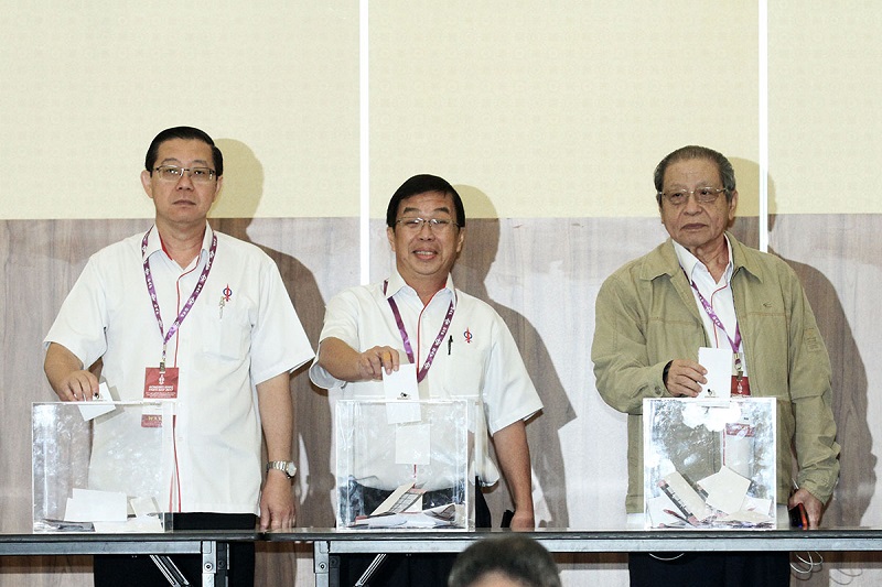 (From left) DAP leaders Lim Guan Eng, Tan Kok Wai and Lim Kit Siang cast their votes during the partyu00e2u20acu2122s special congress in Shah Alam November 12, 2017. u00e2u20acu201d Picture by Miera Zulyana