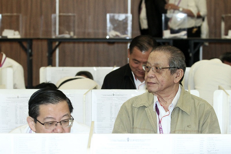 Lim Guan Eng and his father, Lim Kit Siang, at DAPu00e2u20acu2122s special congress in Shah Alam November 12, 2017. u00e2u20acu201d Picture by Miera Zulyana