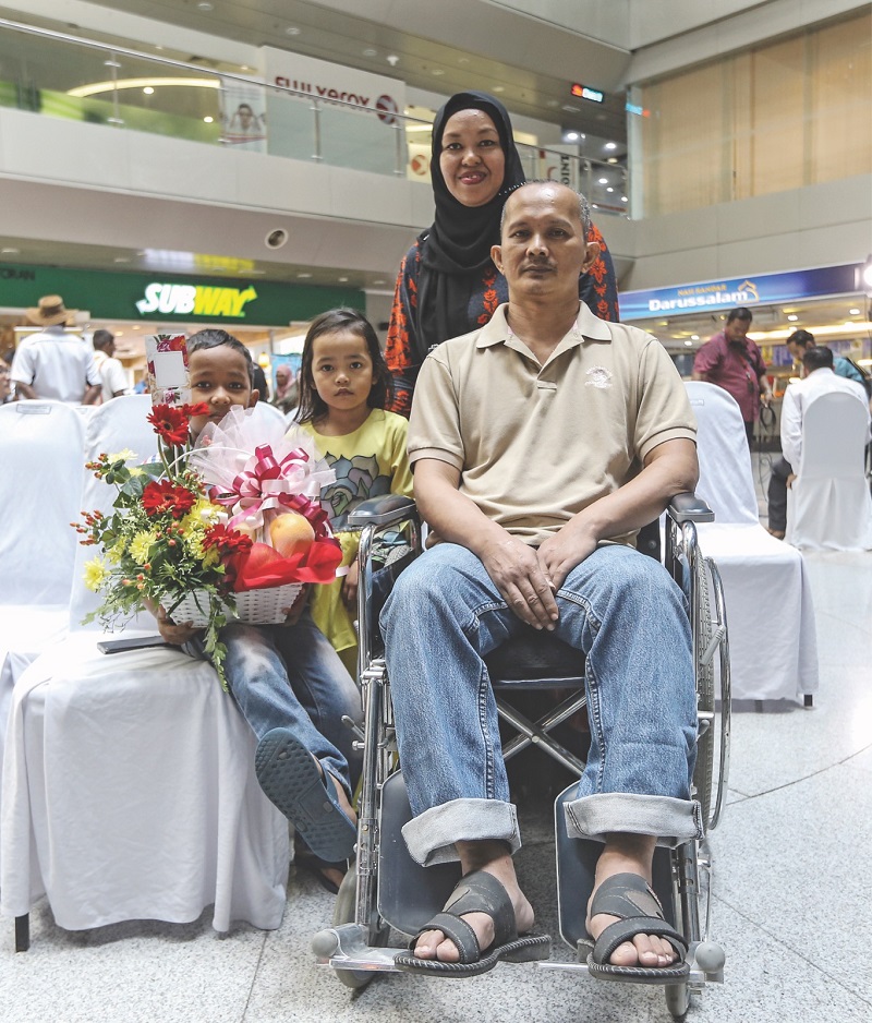 Accident victim Sukri Dollah at the event with his wife Azilah Abdul Hamid and their two children Airin Haziq and Emilia Qaisara. u00e2u20acu201d Picture by Azneal Ishak