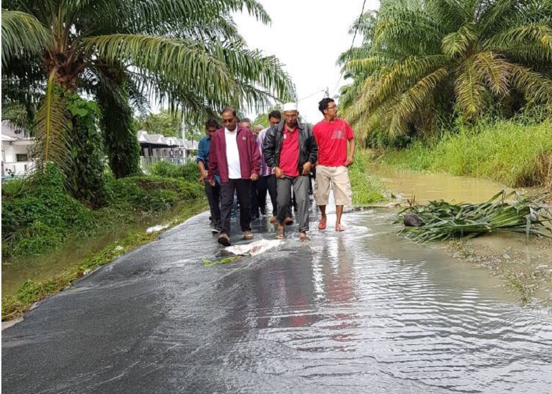 Perak Mentri Besar Datuk Zambry Abdul Kadir on the way to visit flood evacuees in Manjung. u00e2u20acu201d Picture via Twitter/ Zambry Abd Kadir