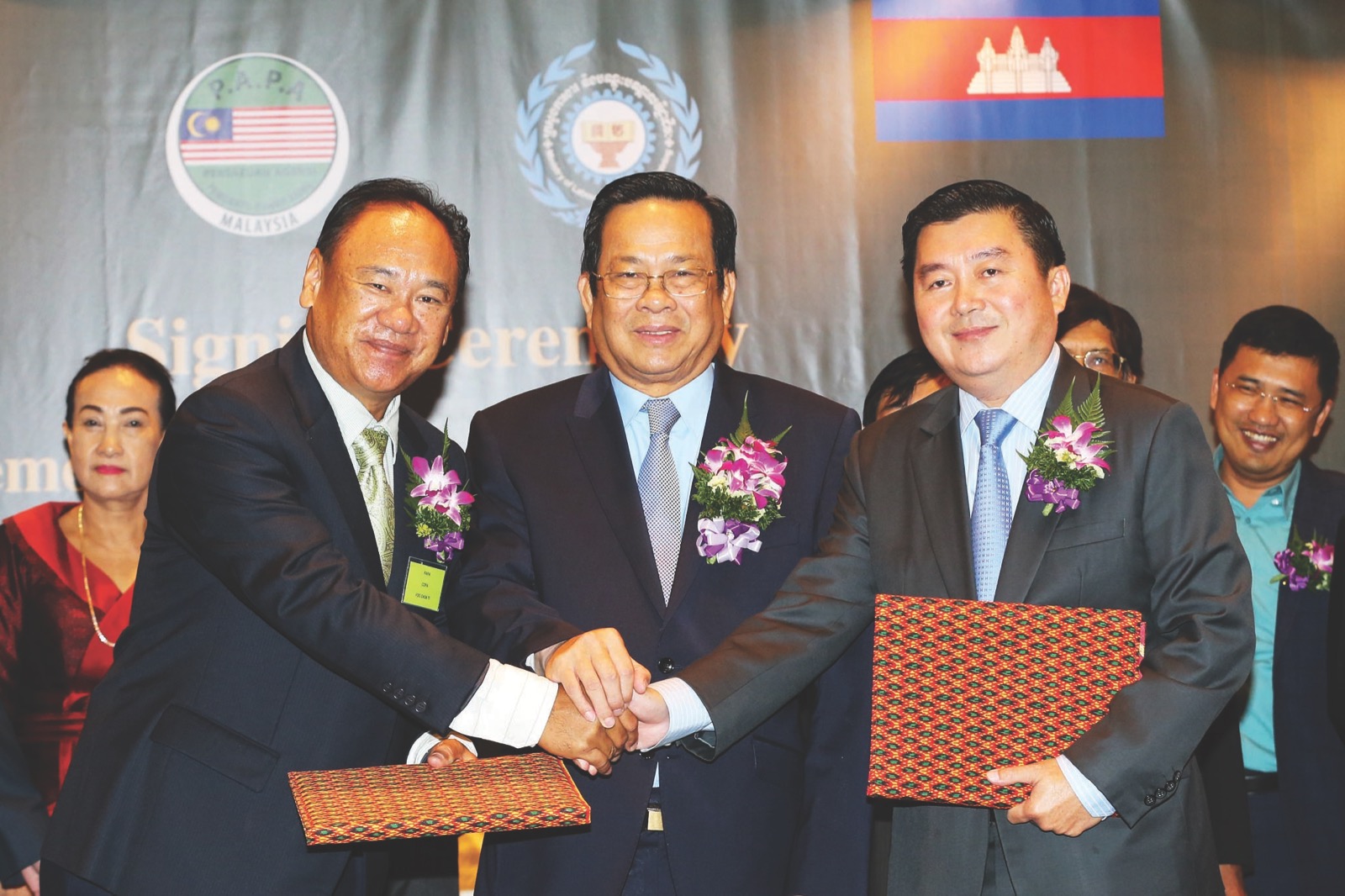 Foo (left) shakes hands with Seng Sakda at the signing of the Memorandum of Agreement between MOLVT and PAPA, witnessed by Ith Sam Heng. u00e2u20acu201d Malay Mail pic