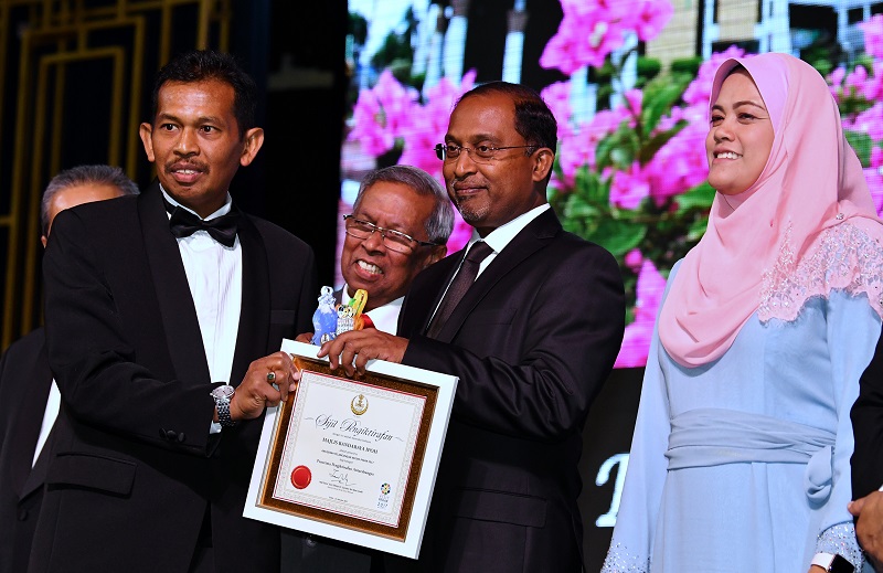 Perak Mentri Besar Datuk Seri Zambry Abd Kadir (second right) at the Perak Tourism Awards Nite 2017 in Ipoh November 1, 2017. u00e2u20acu201d Bernama pic