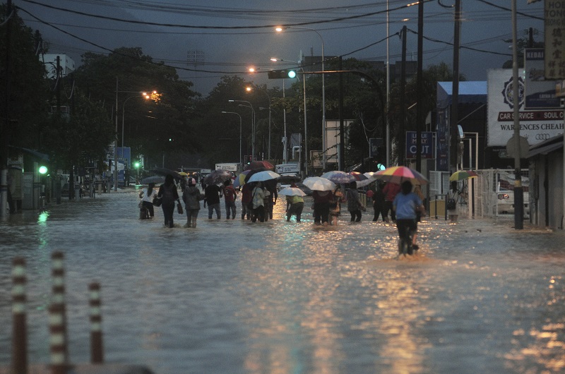 Orang ramai mengharungi banjir kilat berikutan hujan lebat sejak tengah hari semalam di Jalan Sungai Pinang, Jelutong 5 Nov 2017. u00e2u20acu201d Foto Bernama