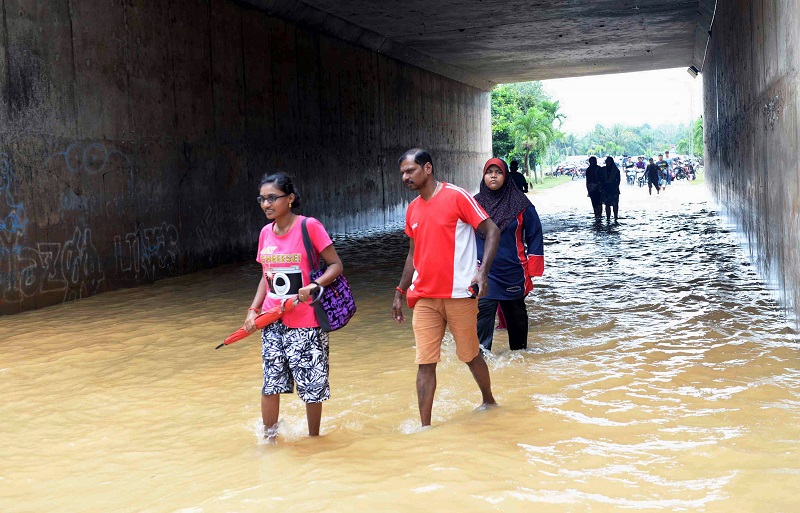 People wade through flood waters in Kedah November 5, 2017. u00e2u20acu201d Bernama pic