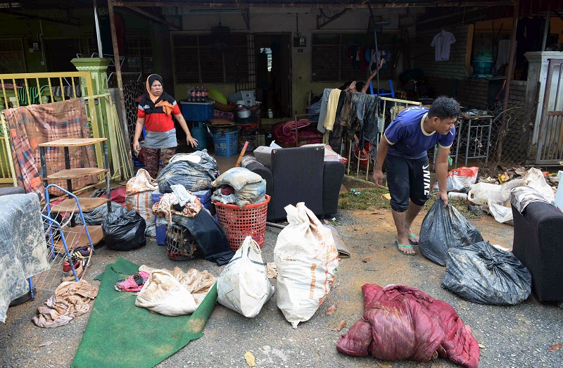 People clear out their house after flood waters destroyed their belongings in Bedong, Kedah November 6, 2017. u00e2u20acu201d Bernama pic