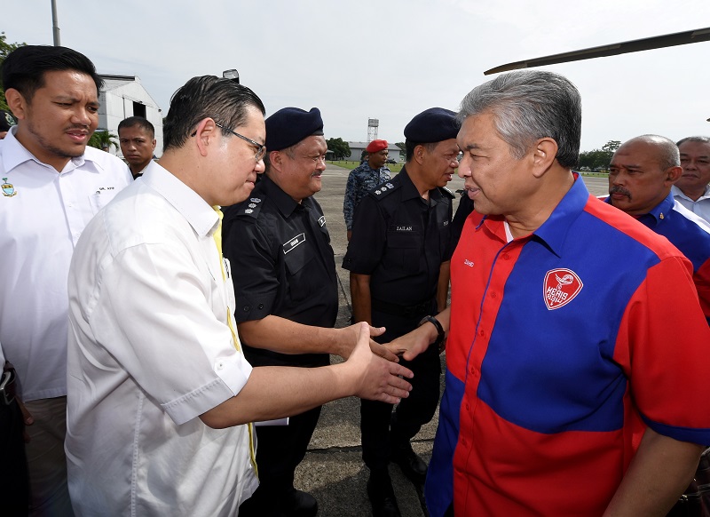 Deputy Prime Minister Datuk Seri Ahmad Zahid Hamidi is greeted by Penang Chief Minister Lim Guan upon his arrival in Bukit Mertajam November 6, 2017. u00e2u20acu201d Bernama pic