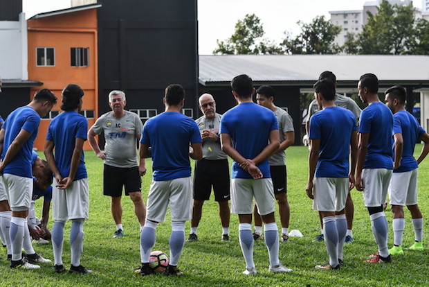 Harimau Malaya head coach Nelo Vingada Nelo Vingada briefs the team during training in Kuala Lumpur November 6, 2017. u00e2u20acu201c Bernama pic