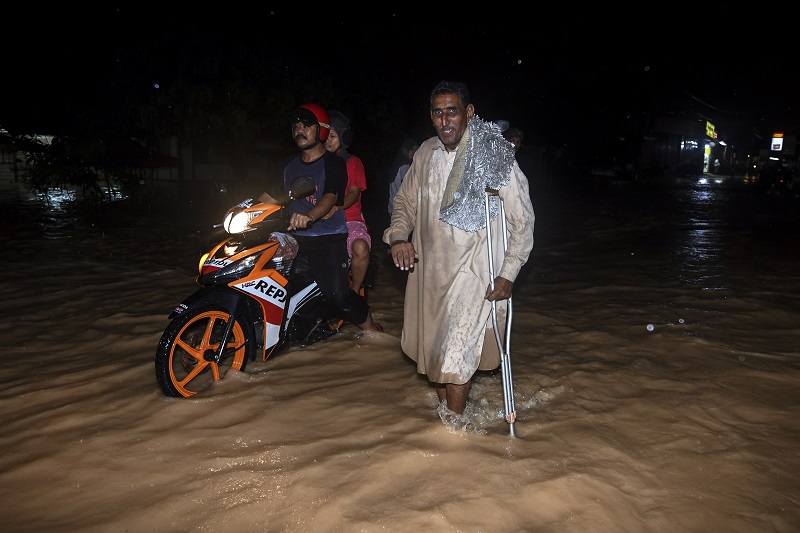 Several areas in Hulu Langat and Gombak were hit by flash floods due to two hours of continuous heavy rain since 4pm, yesterday. u00e2u20acu201d Bernama pic