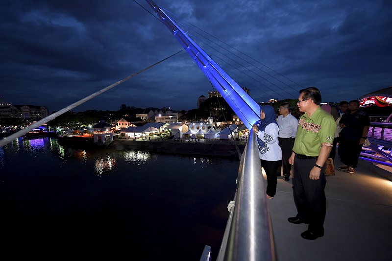 Deputy Tourism and Culture Minister Datuk Mas Ermieyati Samsudin (second right) admires the view from the Darul Hana Bridge in Kuching November 15, 2017. u00e2u20acu201d Bernama pic