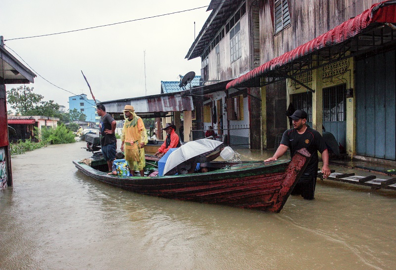 Penduduk di sempadan Malaysia-Thailand masih menggunakan khidmat bot penambang untuk ke negara jiran meskipun air Sungai Golok mulai melimpah di sekitar Pekan Rantau Panjang hari ini. u00e2u20acu201d Bernama pic