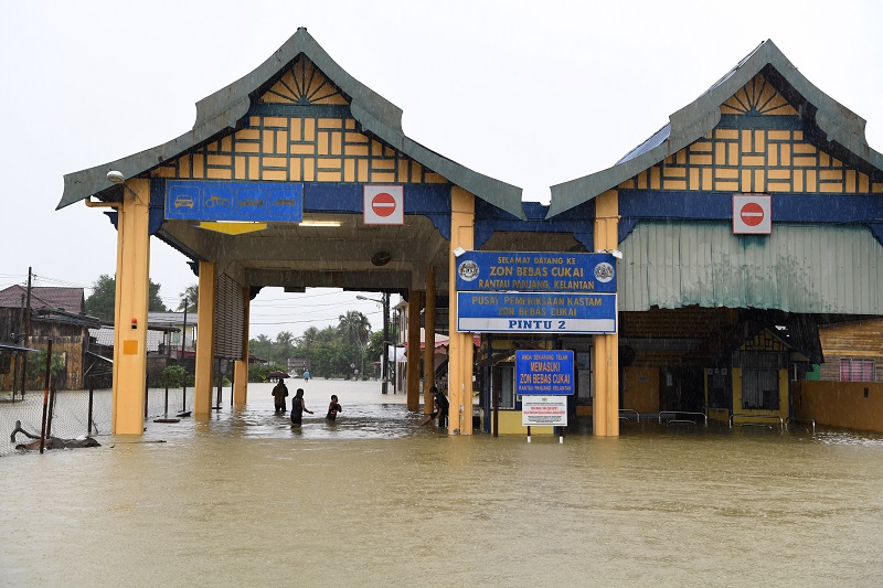 Pintu masuk zon bebas cukai Rantau Panjang dinaiki banjir berikutan limpahan air Sungai Golok, 28 Nov 2017.u00e2u20acu201dFoto Bernama
