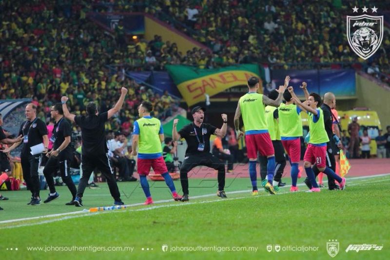 Pegawai dan pemain simpanan Johor Darul Ta'zim (JDT) bergembira setelah pasukan menyumbat jaringan pertama di awal permainan. u00e2u20acu2022 Foto ihsan Facebook/Johor Southern Tigers