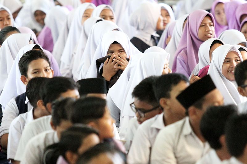 School students waiting to receive the UPSR result at SK Puchong Perdana, November 23, 2017. u00e2u20acu201d Picture by Miera Zulyana