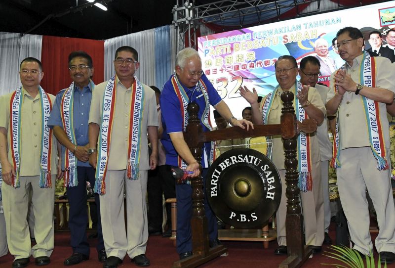Dato Seri Najib Razak (centre) officiates the annual meeting of Parti Bersatu Sabah in Penampang, Sabah, November 18, 2017. u00e2u20acu201d Bernama pic