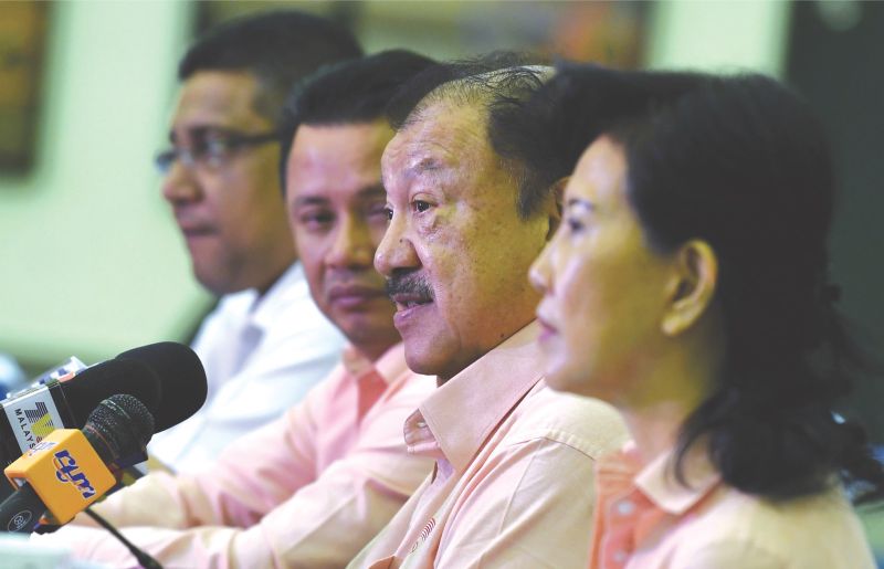 OCM chief Tunku Imran sees Norza (third from right) as his successor. u00e2u20acu201d Bernama pic