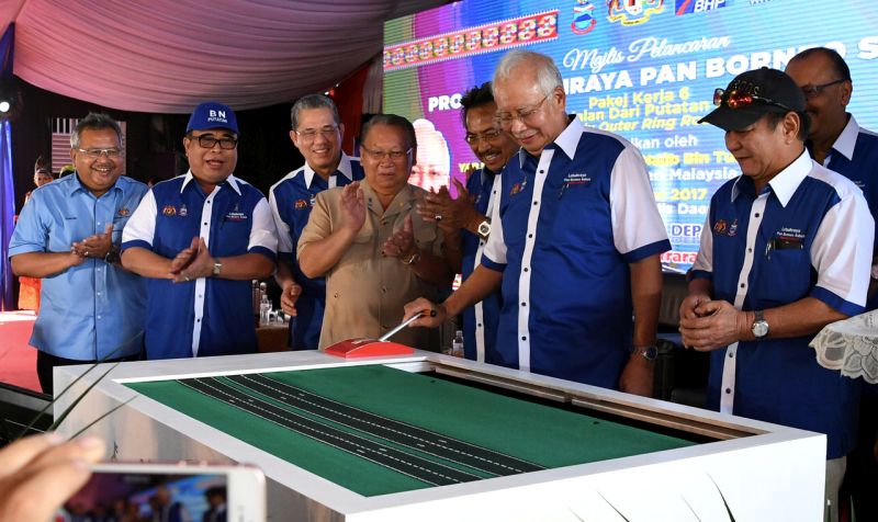Joseph Pairin Kitingan (fourth left) and Prime Minister, Datuk Seri Najib Razak (centre) at the launch of  Parcel 6 of the Pan Borneo highway project in Padang Putatan, Sabah, November 18, 2017 u00e2u20acu201d Bernama pic