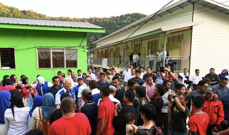 Prime Minister, Datuk Seri Najib Razak (left) visits Sekolah Kebangsaan (SK) Tanaki in Papar, Sabah, November 18, 2017 u00e2u20acu201d Bernama pic