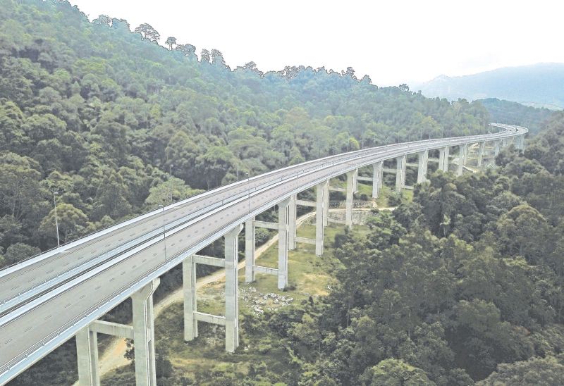The elevated bridge on the Rawang Bypass u00e2u20acu02dcthat parts the skiesu00e2u20acu2122. u00e2u20acu201d Bernama pic