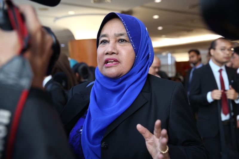 Datuk Rosni Sohar arrives at the Selangor State Assembly, November 3, 2017. u00e2u20acu2022 Picture by Choo Choy May