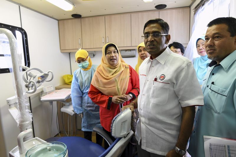 Health Minister Datuk Seri Dr S. Subramaniam visiting the mobile dental clinic after officiating the u00e2u20acu02dcKem Nak Sihatu00e2u20acu2122 programme at the Kota Damansara Health Clinic, November 12, 2017. u00e2u20acu201d Bernama pic