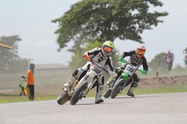 Khairi Zakaria (No 32) is eight points behind Trakarn in Supermoto Asia standings; and 25 points behind in overall standings. u00e2u20acu201d Picture courtesy of Supermoto Asia